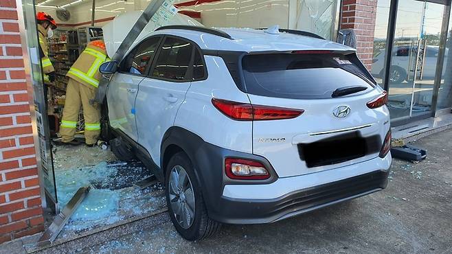 [제주=뉴시스] 25일 오후 제주 서귀포시 성산읍 수산교차로에서 관광객이 몰던 코나 일렉트릭 SUV 렌터카 차량이 인근 편의점으로 돌진하는 사고가 발생했다. 현장에 출동한 소방대원이 현장 안정화 조치를 하고 있다. (사진=제주동부소방서 제공) 2021.10.25. photo@newsis.com  *재판매 및 DB 금지