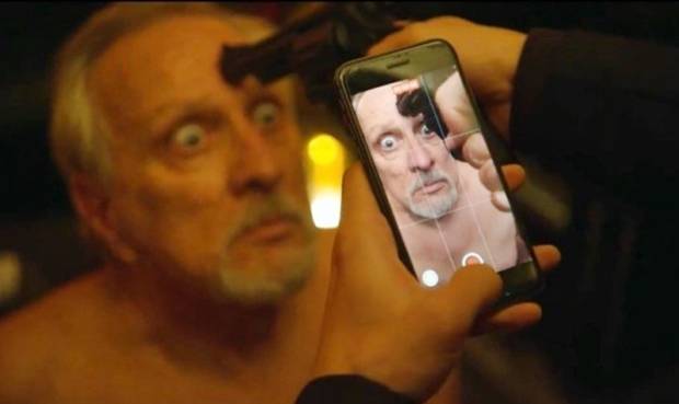 미국 뉴욕 출신인 지울리아노는 ‘오징어게임’에서 ‘준호’(위하준 분)와 함께 침실로 들어갔다가 VIP 중 유일하게 얼굴이 공개되는 ‘VIP4’ 역을 연기했다. VIP로 등장하는 다른 외국인 배우들과 마찬가지로 연기력 논란에 휩싸인 그는 19일 가디언과의 인터뷰에서 “나는 지구상에서 가장 핫한 작품에 출연했고 스타가 됐다. 팬레터도 오고 있다”며 제법 의연한 반응을 보인 바 있다.