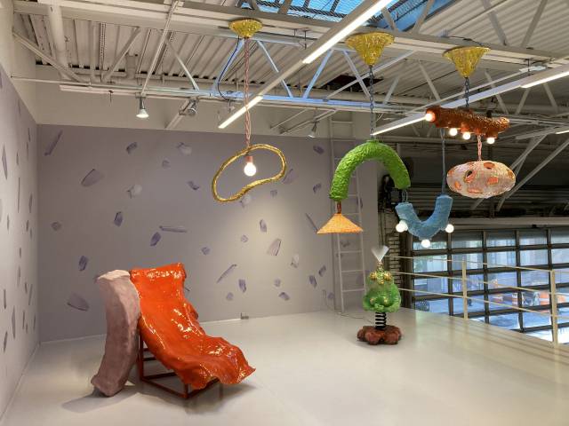 뉴욕 소호에 위치한 제프리 다이치 갤러리에서 전시 중인 케이티 스타우트의 작품.