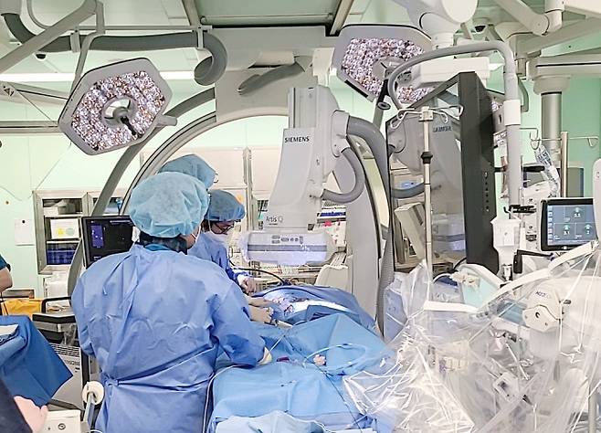 은평성모병원 심장혈관병원 TAVI팀 권오성 교수 경피적 대동맥판막삽입술 시행 장면.