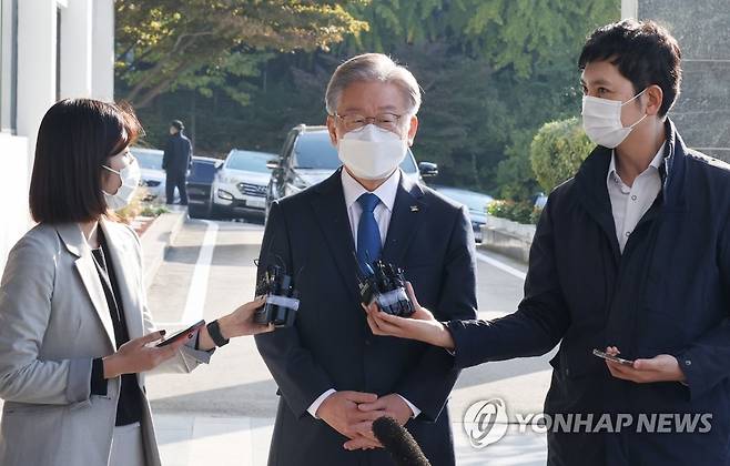 이재명 지사, 마지막 출근 (서울=연합뉴스) 더불어민주당 대선 후보인 이재명 경기도지사가 25일 오전 경기도 수원 경기도청에 출근하며 기자들의 질문에 답하고 있다. 2021.10.25 [국회사진기자단] swimer@yna.co.kr