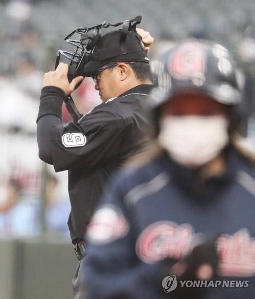 마스크 쓰는 프로야구 주심 [연합뉴스 자료사진]