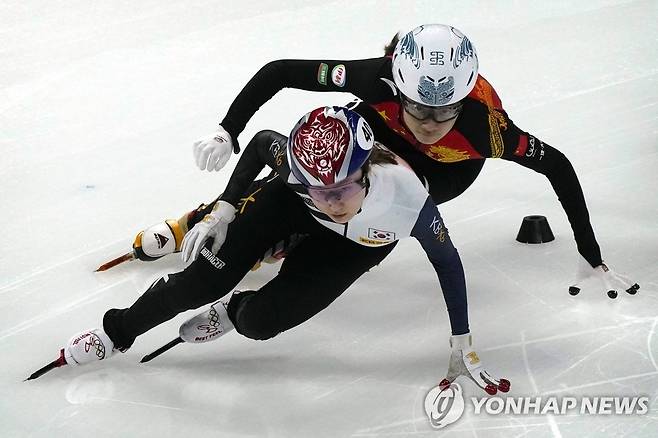 최민정(앞) 월드컵 1차 대회 경기 모습 [AP=연합뉴스 자료사진]