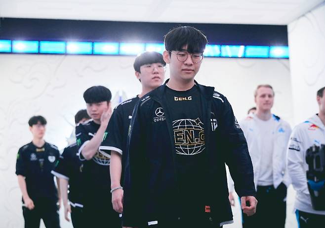 앞에 선 '라이프' 김정민과 '룰러' 박재혁(사진 출처=라이엇 게임즈).