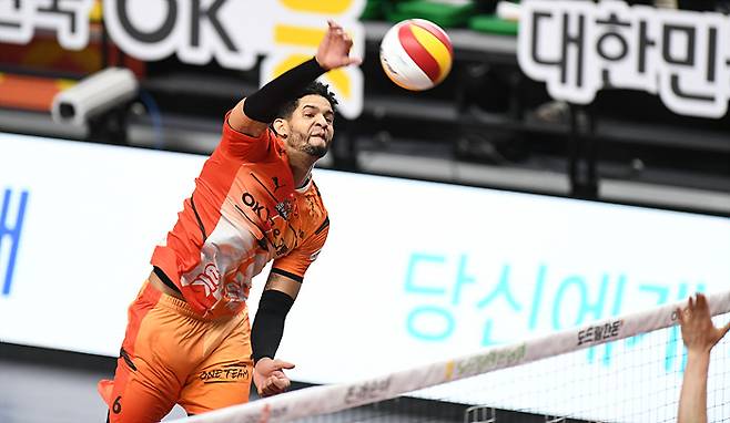 돌아온 MVP 레오가 31득점에 공격 성공률 56.25%를 기록하며 말리특급 케이타를 눌렀다. [한국배구연맹 KOVO 제공]