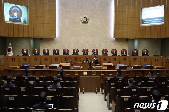 김명수 대법원장을 비롯한 대법관들이 22일 오후 서울 서초구 대법원에서 열린 전원합의체 선고에 참석하고 있다. 2020.10.22/뉴스1 © News1 신웅수 기자