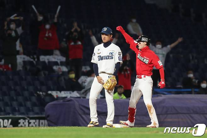 26일 오후 경남 창원NC파크에서 열린 '2021 프로야구 신한은행 SOL KBO리그' NC 다이노스와 SSG 랜더스 경기에서 6회초 1사 주자 1,2루 상황 SSG 최지훈이 2타점 적시타를 치고 3루에서 세리머니를 하고 있다. 2021.10.26/뉴스1 © News1 여주연 기자