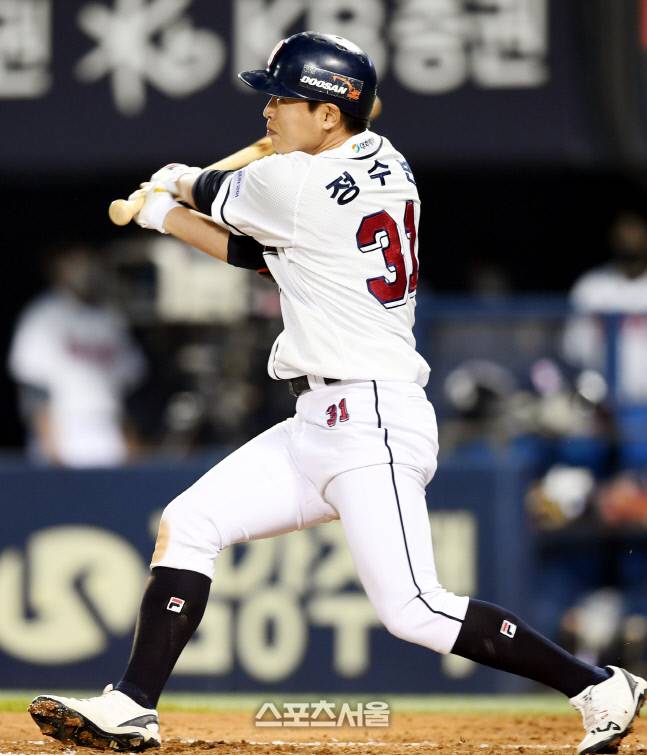 두산 정수빈이 26일 잠실야구장에서 열린 2021 프로야구 두산 베어스와 키움 히어로즈 경기 5회말 1사2루 우월홈런을 날리고 있다. 잠실 | 최승섭기자 thunder@sportsseoul.com