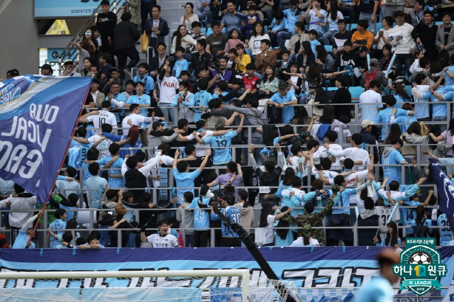 2019년 개장 당시 발구르기 응원이 펼쳐지고 있는 대구은행파크 관중석. 사진제공=한국프로축구연맹