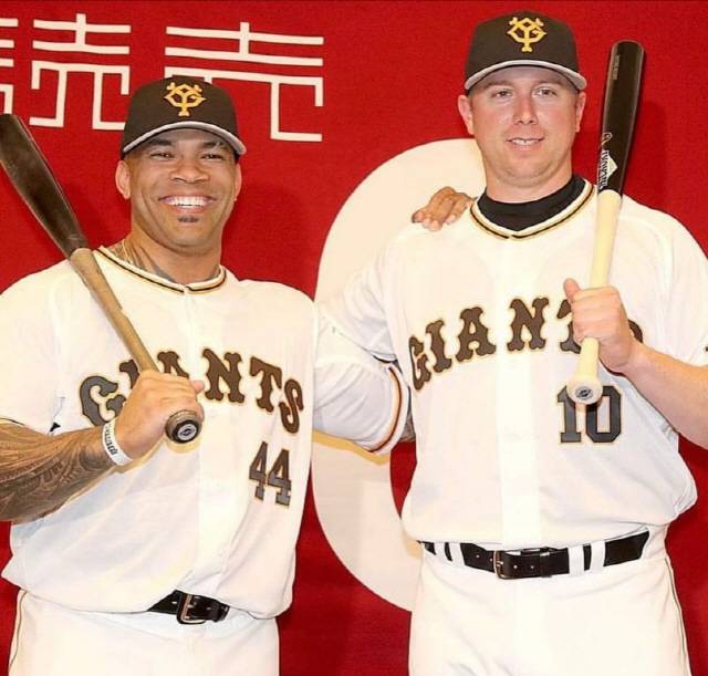 에릭 테임즈(왼쪽)와 저스틴 스모크의 요미우리 입단식 사진. 테임즈SNS