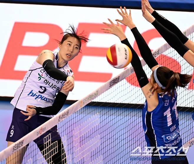 프로배구 여자부 IBK기업은행과 한국도로공사의 경기가 26일 화성실내체육관에서 열렸다. 한국도로공사 박정아가 공격을 시도하고 있다. 화성=허상욱 기자 wook@sportschosun.com/2021.10.26/