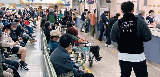 KT 인터넷망이 전국적으로 마비된 25일 광주광역시 조선대병원에서 신용카드 수납을 하지 못한 외래 환자들이 시스템이 정상화되기를 기다리고 있다. 이 병원에서는 카드 수납 시스템이 작동하지 않자 환자들에게 현금 결제 또는 계좌 이체를 해달라고 안내했다. /연합뉴스