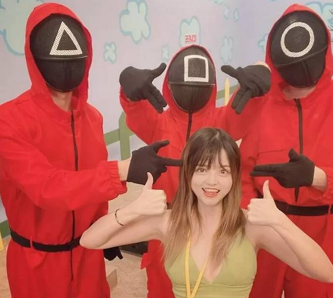 성인 영화 배우이자 유튜버로 활동 중인 미사가 오징어 게임을 주제로 성인물을 촬영한다며 공개한 사진. /인스타그램