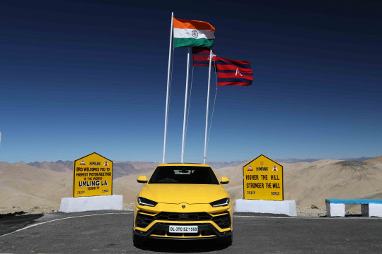 람보르기니 SUV 우루스가 지난 8~9일 세계에서 가장 높은 주행 가능 도로인 인도 움링 라 도로를 두 차례 횡단하는 데 성공했다. 오토모빌리 람보르기니 제공