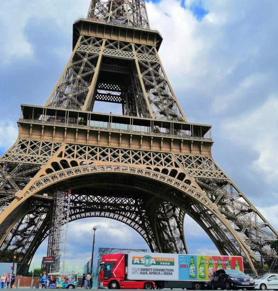 하이트진로가 운용 중인 참이슬 랩핑 트럭이 프랑스 파리 에벨탑 앞을 지나가고 있다.