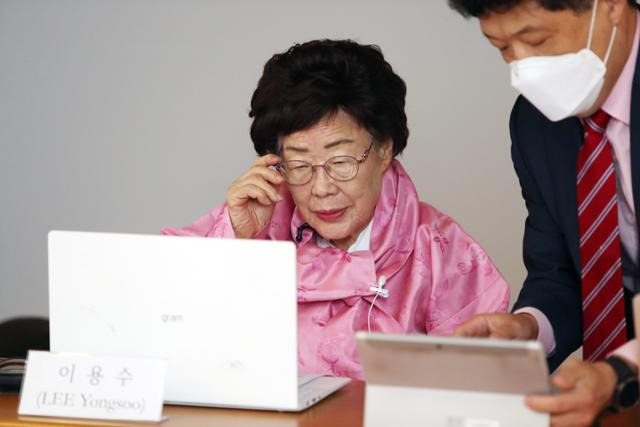 26일 오후 대구 중구 희움일본군위안부역사관에서 이용수 할머니가 위안부 문제 유엔고문방지협약(CAT) 해결 절차 한국 단독회부를 촉구하는 온라인 기자회견을 하고 있다. 대구=연합뉴스
