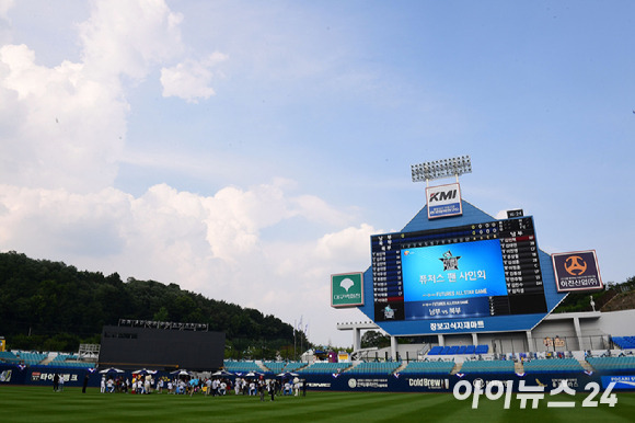 KBO는 26일 이사회를 통해 2021시즌 종료 후 부터 퓨처스(2군)리그에 FA 제도를 도입하기로 결정했고 선수계약서 및 규정 변경 및 보완에 대한 논의를 가졌다. 사진은 퓨처스리그 올스타전이 열렸던 대구 삼성라이온즈파크 전경.