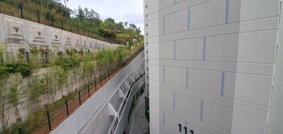 최대 50m높이의 옹벽과 10m 안팎의 거리를 두고 지어진 백현동 아파트. 함종선 기자