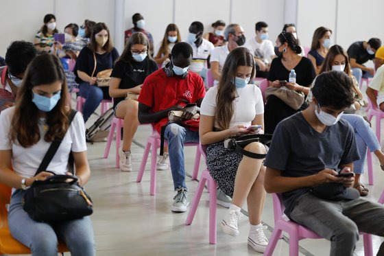 지난달 포르투갈 리스본의 백신 접종 센터의 회복실에서 코로나19 백신 접종을 마친 이들이 대기하고 있다. [AP=연합뉴스]