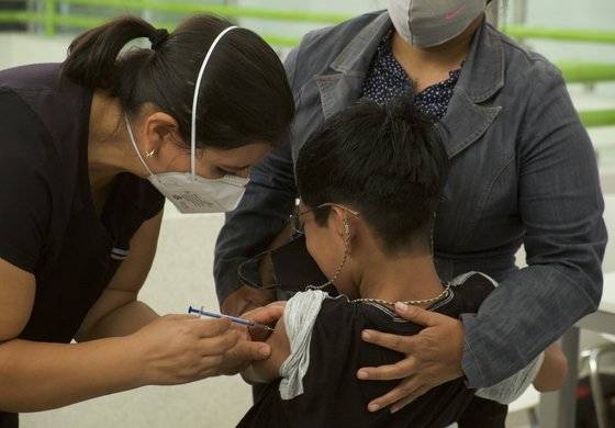 지난 20일 멕시코 의료진이 청소년에게 코로나19 백신을 맞히고 있다. 멕시코에서는 기저질환이 있는 12~17세 청소년 중 기저질환이 있는 고위험군의 백신 접종만 허가했다. [AP=연합뉴스]