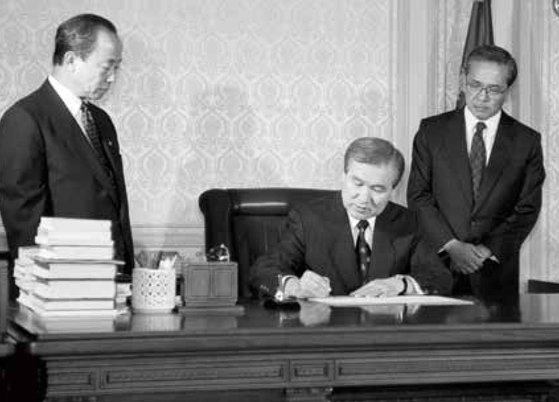 1991년 남북이 유엔에 동시 가입한 직후 당시 노태우 대통령이 유엔헌장 의무 준수 선언서에 서명하는 모습. [행정안전부 제공]