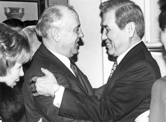 1994년 3월 28일 노태우 전 대통령이 방한중인 고르바초프 당시 구 소련 대통령 부부를 힐튼호텔로 초청해 만찬을 함께 했다. 중앙포토