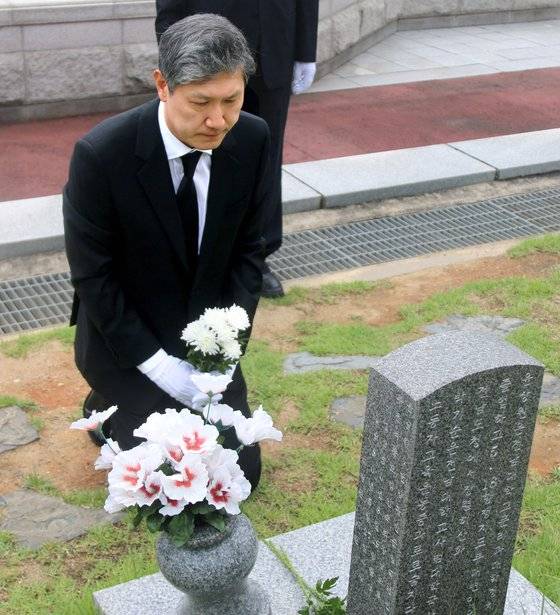 노태우 전 대통령의 장남 재헌 씨가 2019년 8월 23일 오전 광주 북구 운정동 국립 5·18 민주묘지를 찾아 오월영령 앞에 사죄의 뜻을 밝히고 참배했다. [국립 5·18민주묘지관리소 제공=뉴시스]