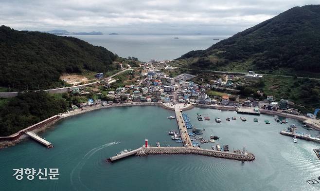 지난 13일 드론으로 촬영한 부산 강서구 가덕도 대항마을의 전경. 이 일대의 바다를 메워 가덕도신공항이 들어설 예정이다.  신공항의 경제성, 환경 영향 등을 둘러싸고 의견이 분분하다. 강윤중 기자 yaja@kyunghyang.com