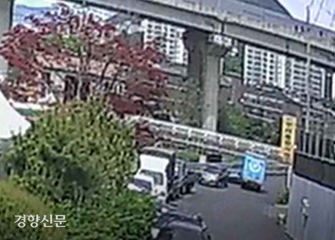 보험사기 일당이 미리 주차해 둔 차량에 고의로 충돌하는 모습. 경기북부경찰청 제공 영상 갈무리