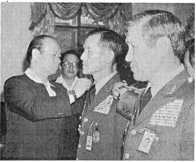 전직 대통령 전두환씨가 대통령이었던 1981년 7월 청와대에서 육군대장으로 진급한 노태우 장군(오른쪽)에게 계급장을 달아주고 있다. 경향신문 자료사진.