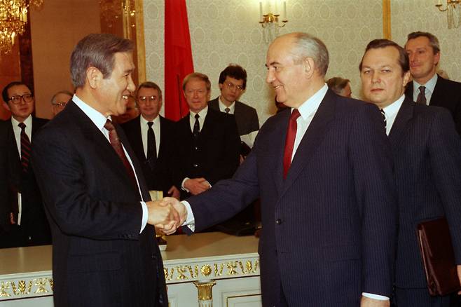 노태우 당시 대통령이 1990년 12월 14일 옛 소련 크레믈린궁에서 미하일 고르바초프 대통령과 정상회담에 앞서 악수하고 있다. 연합뉴스
