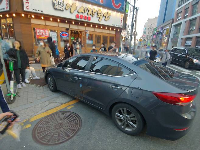 26일 낮 부산 수영로에서 택시가 중앙분리대를 들이받고 반대편 차량과 충돌하는 사고가 발생했다. 부산경찰청 제공