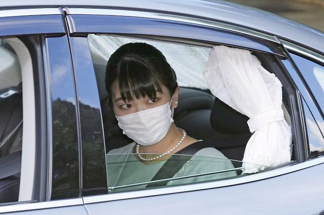아키히토 일본 상왕의 손녀 마코 공주가 26일 집을 나서고 있다. 마코 공주는 이날 결혼식을 생략하고 대학 시절 만난 연인과 혼인신고를 마쳤다. 도쿄 | AP연합뉴스