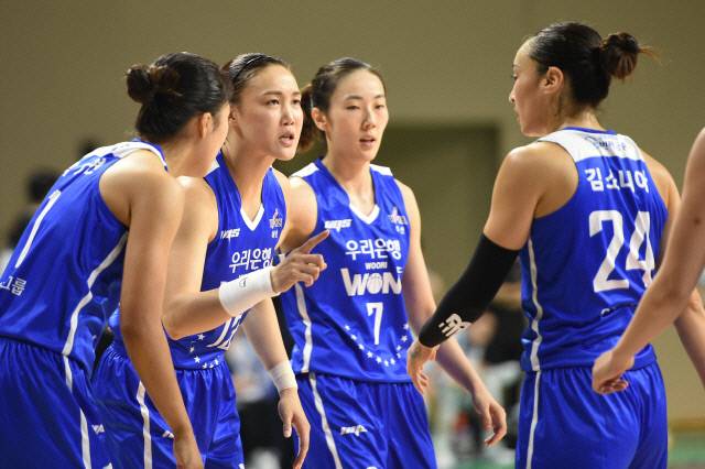 우리은행 김정은(왼쪽에서 두번째)이 25일 아산이순신체육관에서 열린 여자프로농구 하나원큐전에서 김소니아(오른쪽) 등과 함께 작전을 논의하고 있다. WKBL 제공