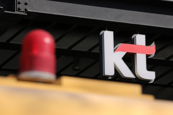 KT's CEO Ku Hyeon-mo apologized for Monday’s network glitch and promised compensation to customers who suffered from the disruption in an official statement issued Tuesday. [NEWS1]