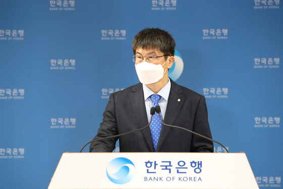 Hwang Sang-pil, director general of economic statitsics deparment at the Bank of Korea, speaks during an online press briefing held Tuesday. [BANK OF KOREA]