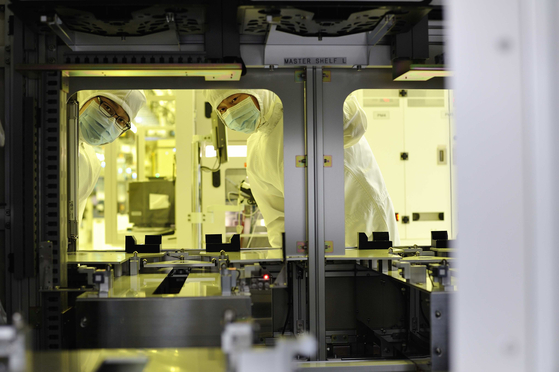 Researchers at an SK hynix plant in Icheon, Gyeonggi, check chip manufacturing processes. [SK HYNIX]