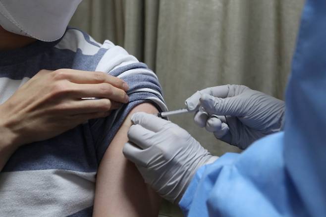 만18~49세 사전예약자를 대상으로 한 코로나19 백신 접종이 시작된 26일 서울 관악구의 한 병원에서 시민들이 백신을 접종받고 있다.  사진공동취재단