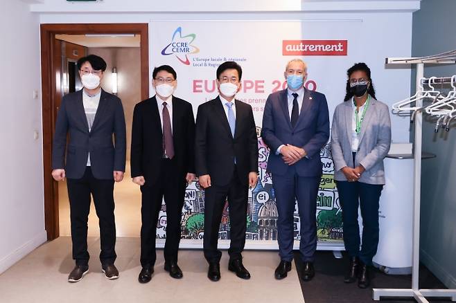 ▲(왼쪽 두번째부터)이형종 대전시 국제관계대사, 허태정 대전시장, 프레데릭 UCLG 유럽지역본부 사무총장이 협력을 위한 기념촬영을 했다. 사진=대전시 제공.