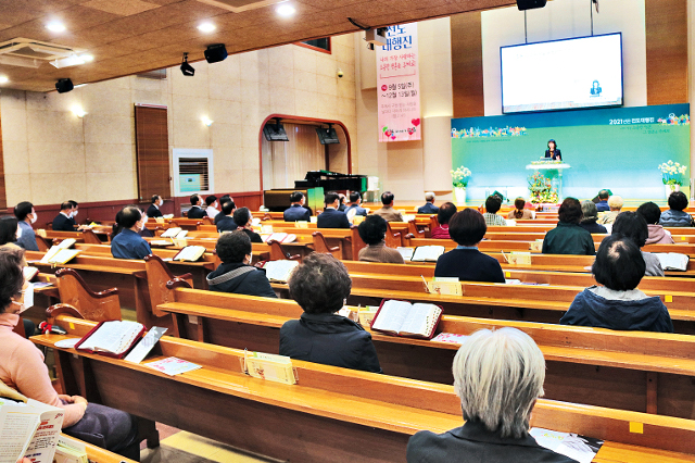 김지연 한국가족보건협회 대표가 24일 경기도 부천 상동21세기교회에서 기독교 생명교육의 중요성을 강조하고 있다.