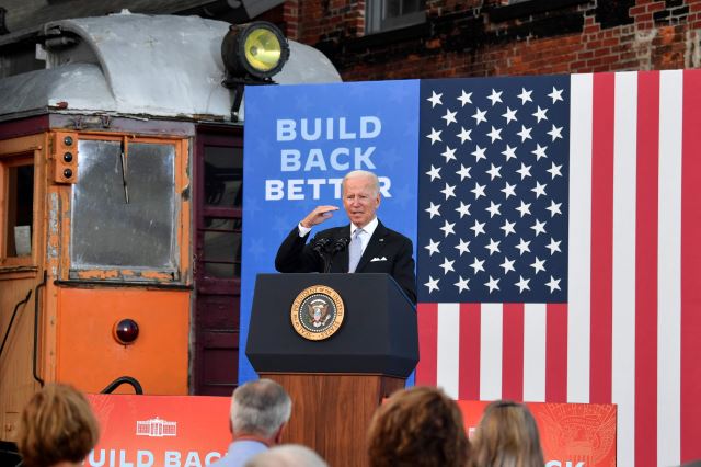 조 바이든 미국 대통령이 지난 20일(현지시간) 펜실베이니아주 스크랜턴의 전차박물관을 둘러본 뒤 인프라·사회복지 투자 구상안 '더 나은 재건'을 강조하는 연설을 하고 있다. AFP연합뉴스