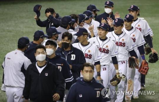 두산 선수들이 승리를 거두고 서로 기쁨을 나누고 있는 모습.
[연합뉴스 자료사진]