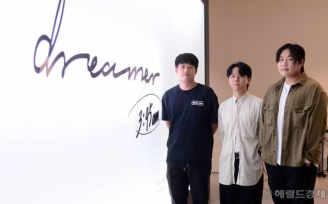 미디어아티스트 사일로랩(SILO Lab.) 박근호와 뮤지션 프랭킨센스(frankinsense)의 신성진 유정민(왼쪽부터)이 서울 롯데뮤지엄에서 열리고 있는 ‘드리머(dreamer), 3:45am’에서 윤슬을 미디어아트로 풀어냈다. 이상섭 기자