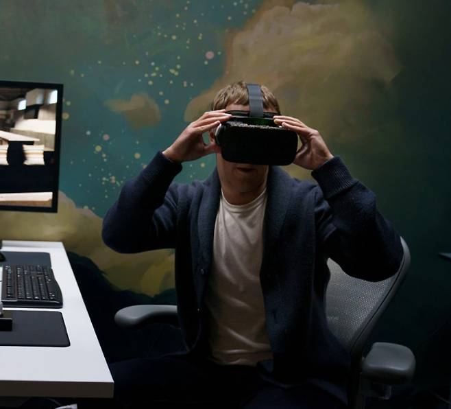 지난 14일 마크 주커버그 페이스북 CEO가 자신의 페이스북 계정에 현재 개발 중인 VR 헤드셋 시제품 착용 사진을 게시했다. [마크 주커버그 페이스북 캡처]
