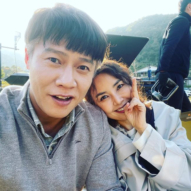 Actors Shin Ae-ra and Park Ho-sans affectionate appearance was revealed.Park Ho-san posted a picture and a picture on his 26th instagram saying I am enjoying shooting with my respectful Shin Ae-ra.The photo shows Park Ho-san and Shin Ae-ra, who are shooting the movie together. Park Ho-san took a picture of this moment with delight in breathing with Shin Ae-ra.Shin Ae-ra is enjoying herself by leaning against Park Ho-sans shoulder and making V with her fingers. Especially, Shin Ae-ra said in Park Ho-sans post, I am.Thanks to that, I am grateful for the shooting. On the other hand, Shin Ae is married to Actor Cha In-pyo and has one male and two female.