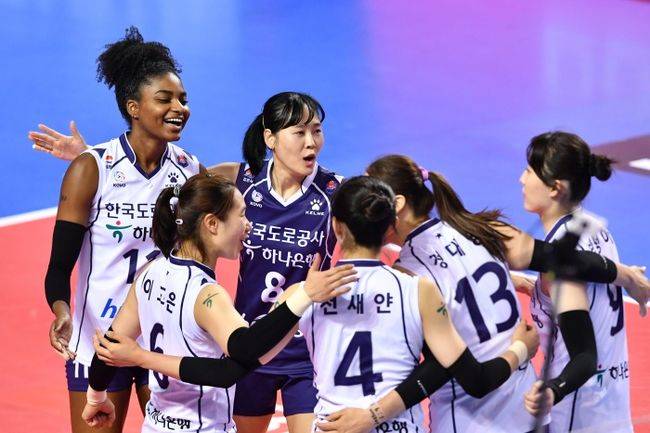 도로공사는 26일 화성종합실내체육관에서 2021-2022 도드람 V리그 정규시즌 1라운드 IBK기업은행과 경기에서 세트 스코어 3-1(25-22, 25-10. 20-25, 25-17)로 이겼다. / KOVO 제공