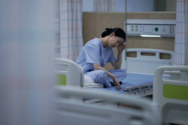 번아웃 증후군을 앓는 간호사들이 일반직보다 극단적 선택을 생각할 가능성이 높다는 연구 결과가 나왔다. 게티이미지뱅크