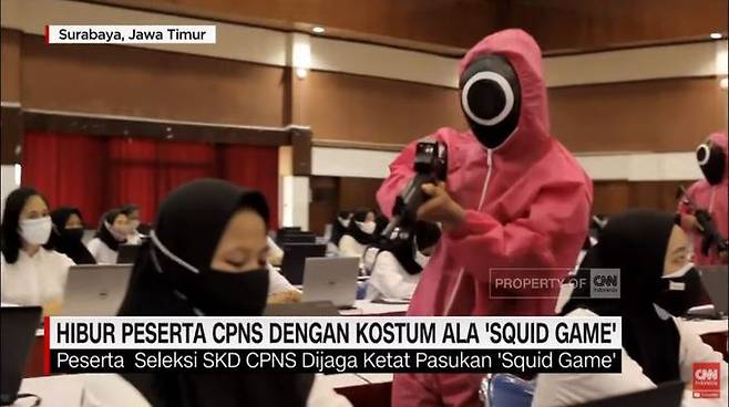 인도네시아의 한 공무원 시험장에 넷플릭스 오리지널 시리즈 '오징어 게임' 경비원 복장을 한 감독관이 시험을 감독하고 있다. CNN 인도네시아 영상 캡처