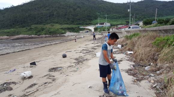 전남 진도군의 섬 서거차도에 사는 이세진군은 집 앞 해변과 마을을 둘러싼 쓰레기 때문에 우울한 나날을 보냈다. 먼바다 건너에서 온 외국산 쓰레기도 섞여 있다. 세진이는 학교 친구들과 시간이 날 때마다 해변에 나가 쓰레기를 줍는다. 초록우산 어린이재단 제공