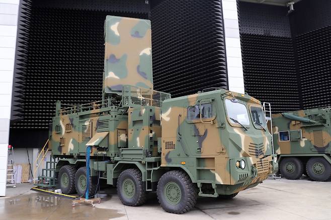 LIG넥스원은 날아오는 적 포탄을 탐지 및 추적하고 탄착지점까지 알려주는 대포병탐지레이더-II를 양산 중에 있다. 사진=LIG넥스원